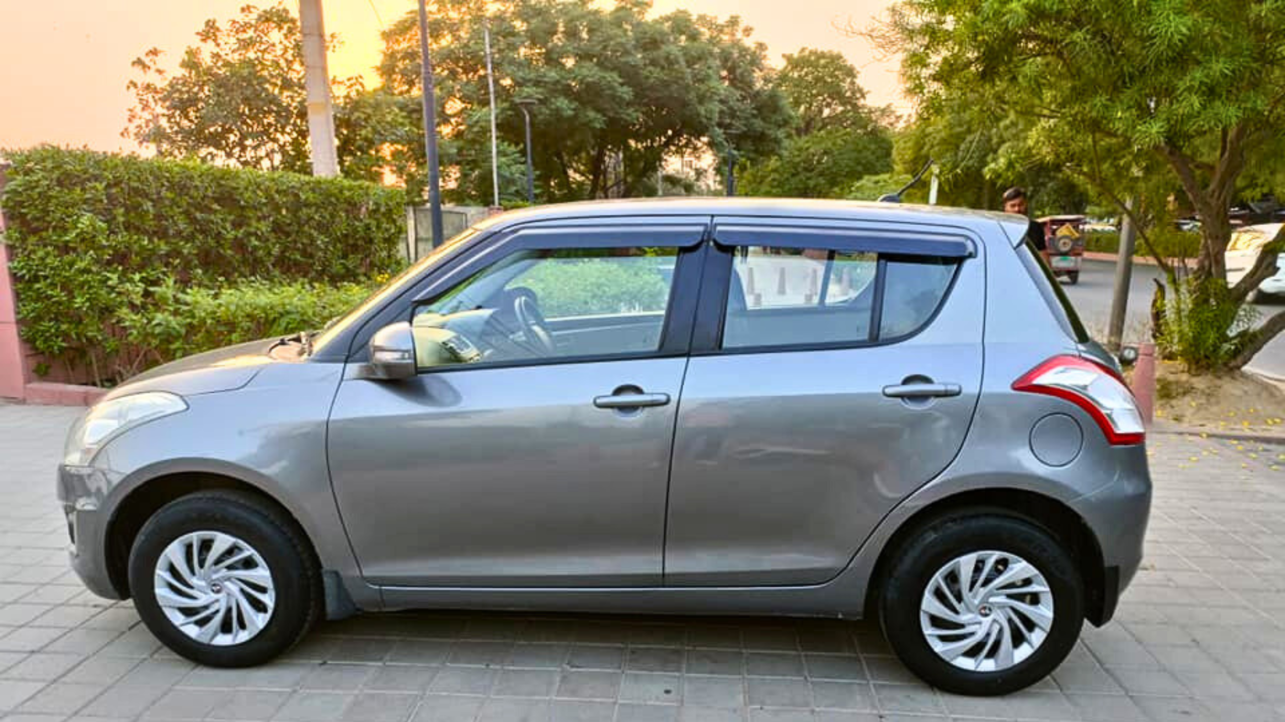 MARUTI SWIFT VXI 2015